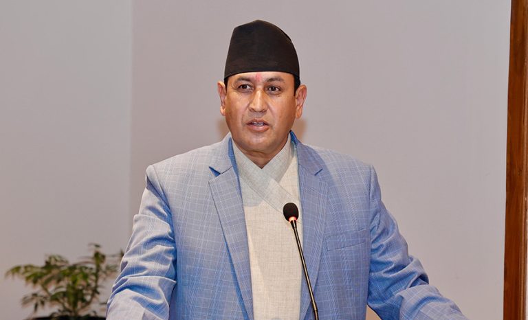 ‘कर्मचारीसँग शीर्ष राजनीतिक नेतृत्व डराएको छ’