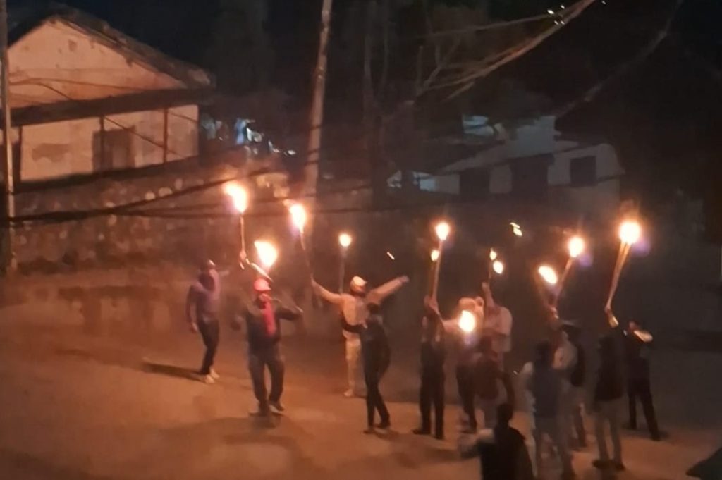 झण्डा जलाएको विरोधमा डोटीमा मसाल जुलुस