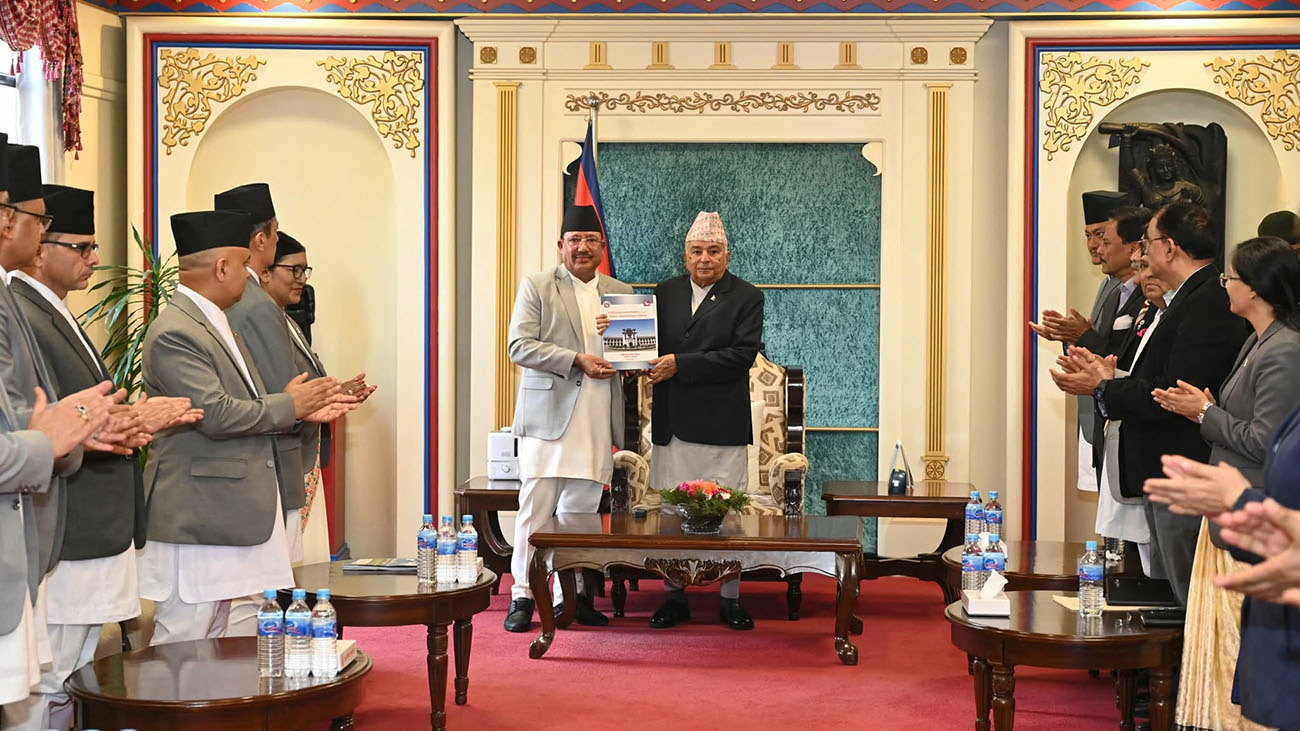 निर्वाचन आयोगले बुझायो राष्ट्रपतिलाई निर्वाचन परिणाम