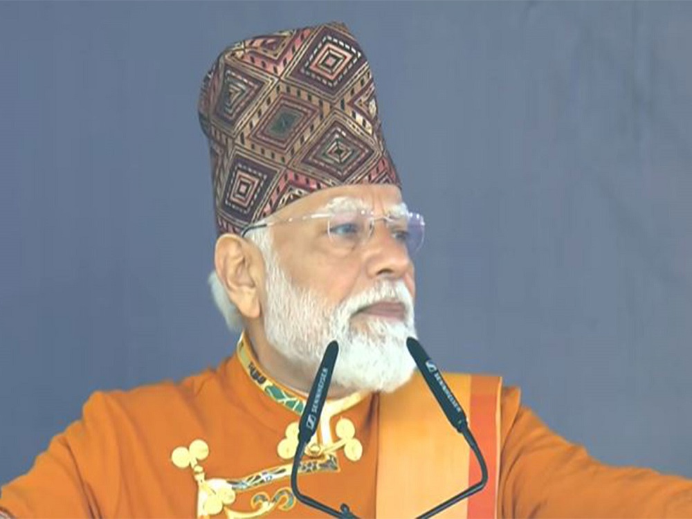 नेपाली ढाका टोपीमा सजिए मोदी