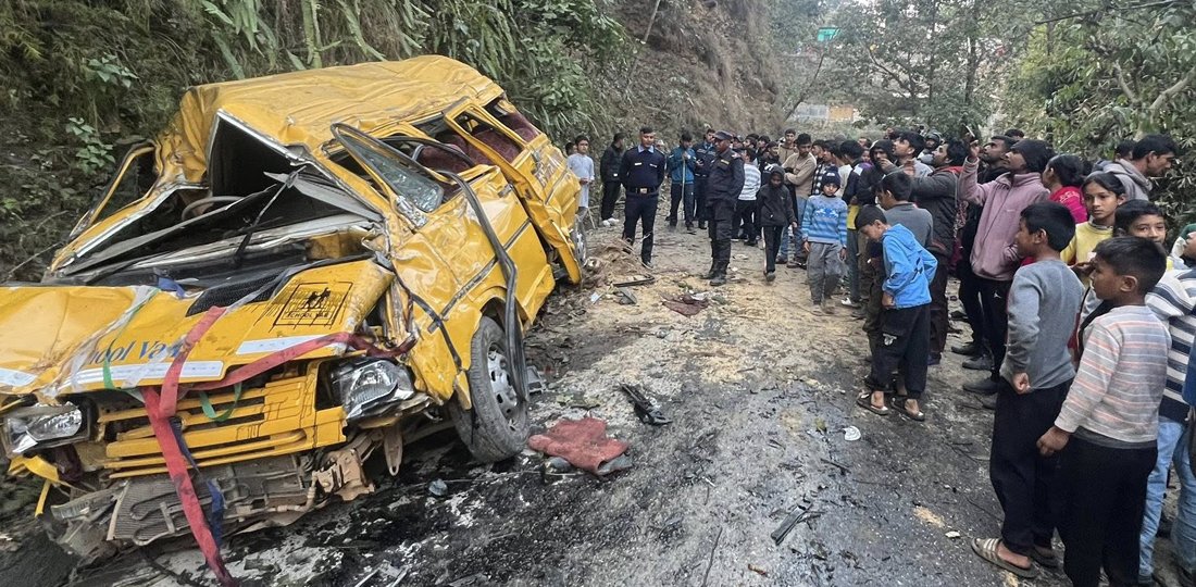 बागलुङ बजारमा स्कूल भ्यान दुर्घटना, २३ विद्यार्थी घाइते
