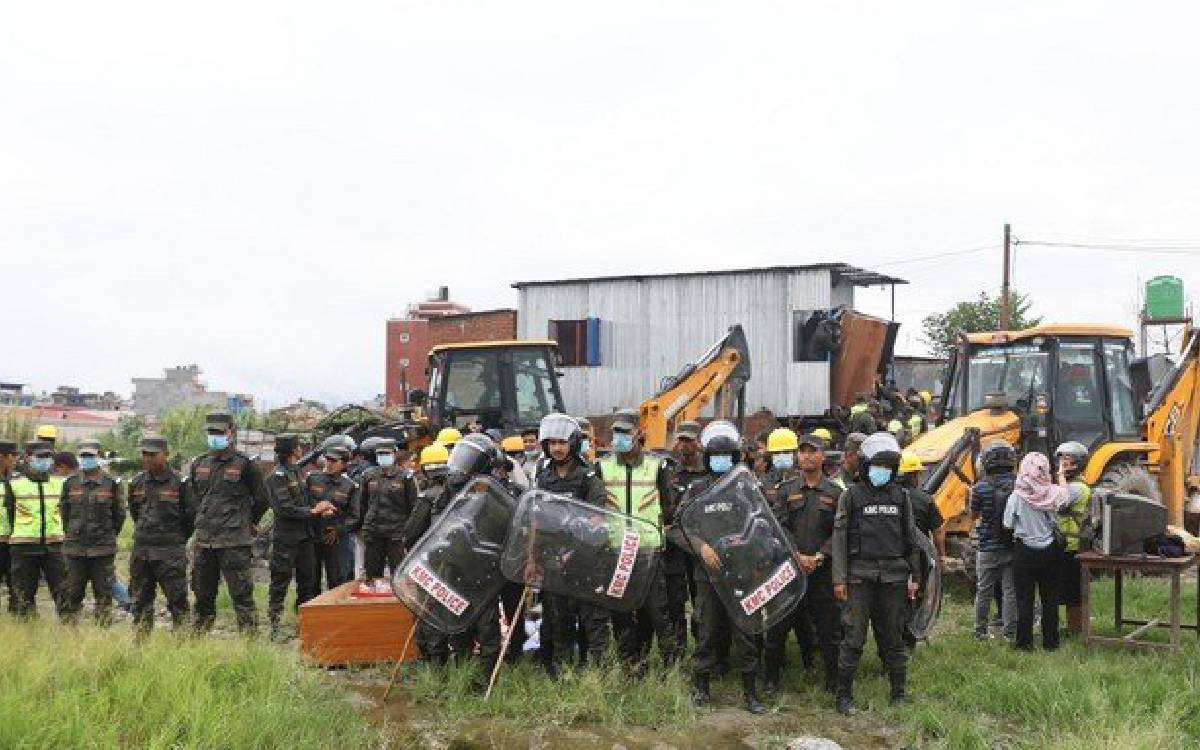 मनोहरामा सुकुम्वासी बस्ती हटाउन पुगेको टोलीमाथि ढुंगामुढा प्रहार