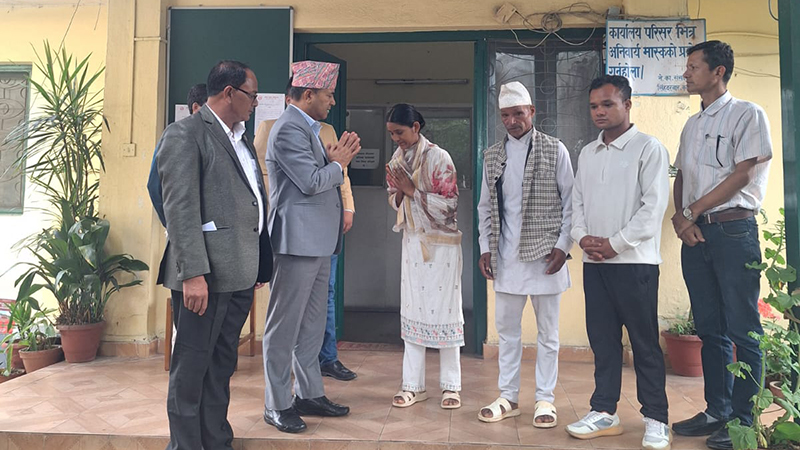 आत्मदाह गरेका गणेश नेपालीको परिवारलाई सांसद खड्काद्वारा आर्थिक सहयोग हस्तान्तरण