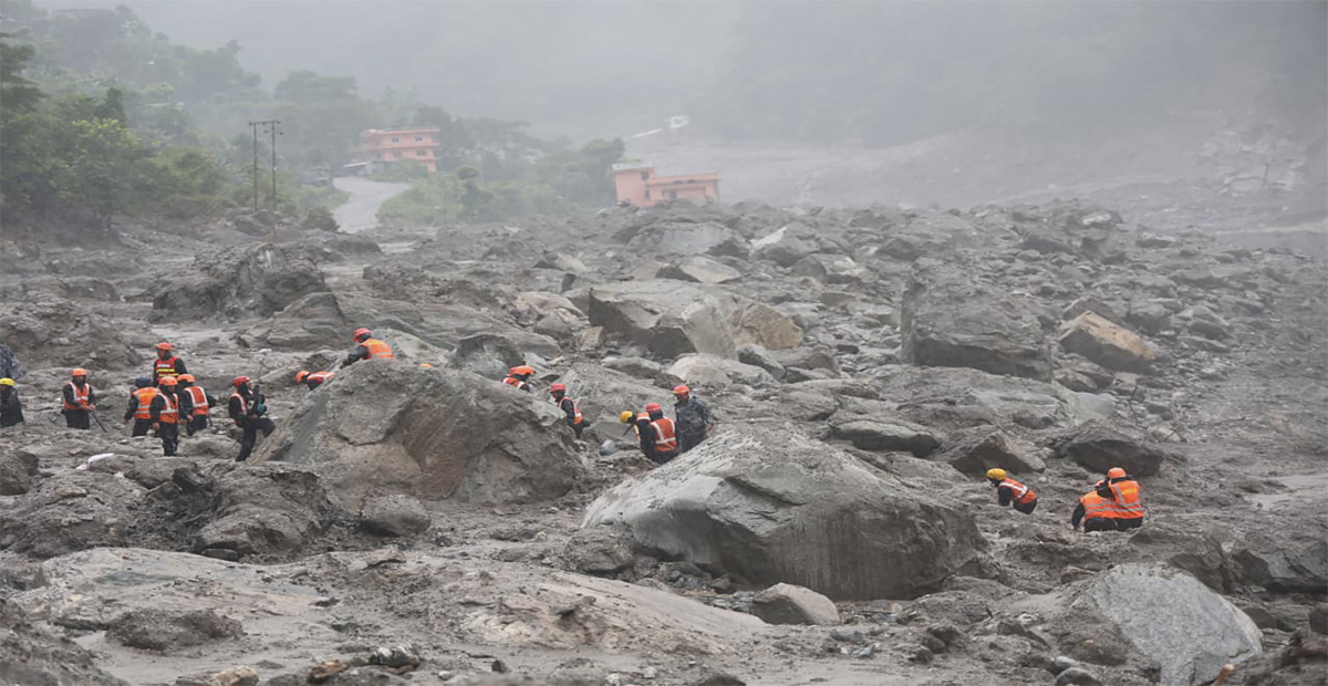केरुङतर्फ सडक खोल्दै चिनियाँ उद्धार टोली, पहिरो प्रभावित क्षेत्रमा पुग्न १.२ किलोमिटर बाँकी