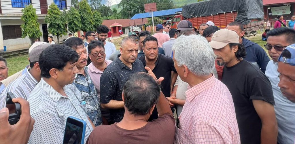 कांग्रेस सभापति थापा बाढीप्रभावित क्षेत्रमा, उद्धारमा ढिलाइ भएकाे स्थानीयको गुनासो