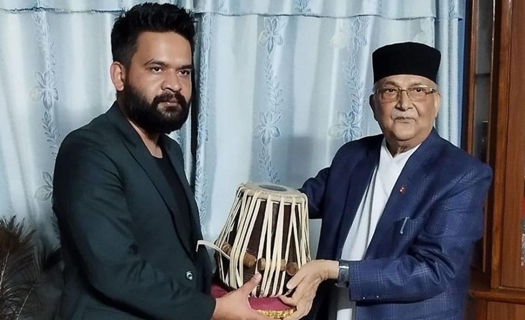 बालेनप्रति ओलीको कटाक्ष : ‘बजाउन नजान्नेलाई मादल दिँदा राम्रो संगीत निस्किँदैन’