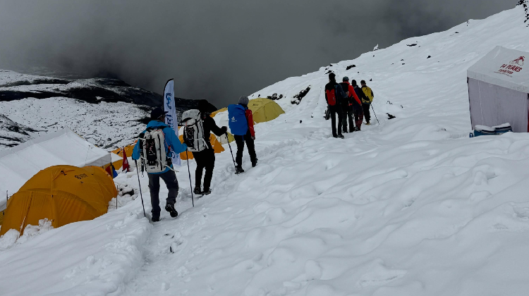भेरल पासमा हिमपातले बाटो बन्द, स्थानीय आफैँ जुटे हिउँ पन्छाउन