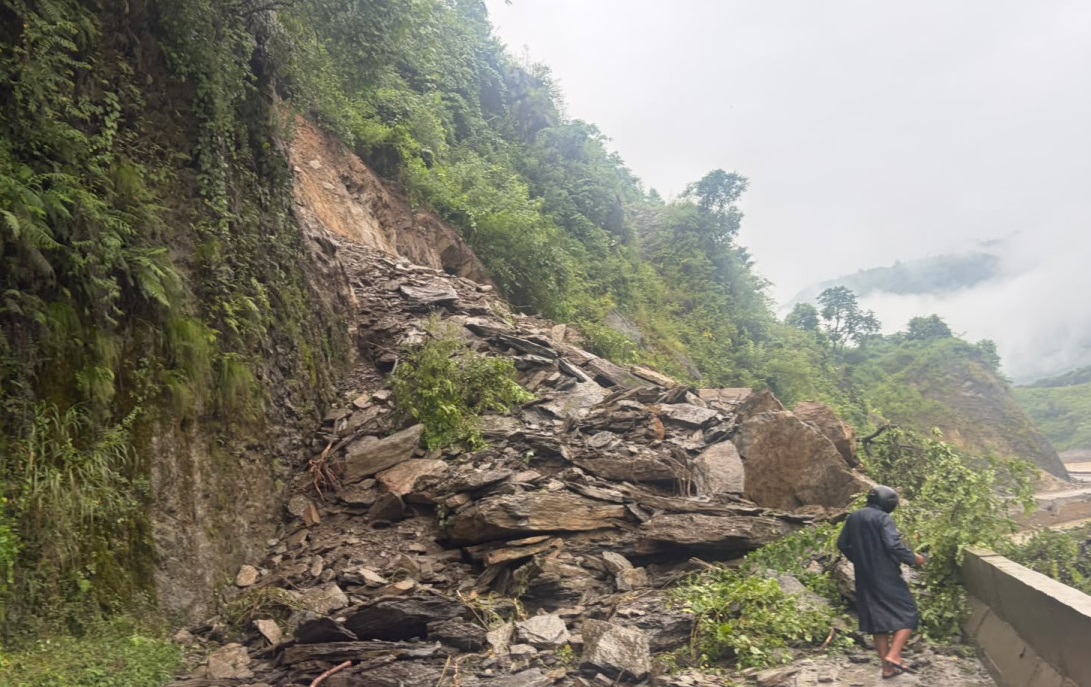 बाङ्गेमा पहिरो खसेपछि पृथ्वी राजमार्ग ठप्प