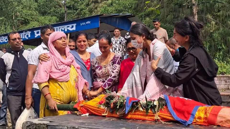 भोटेकोशी बाढीः बेपत्ता आफन्त फर्किने आस मरेपछि परिवारले गरे अन्त्येष्टि