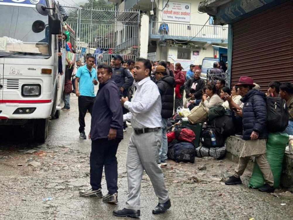 चीनतर्फ रोकिएका ११४ नेपाली तातोपानी नाका हुँदै स्वदेश फर्किए