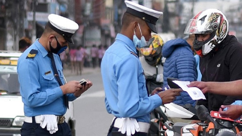 २४ घण्टामा ट्राफिक प्रहरीले गर्यो ५८५ जनालाई कारबाही