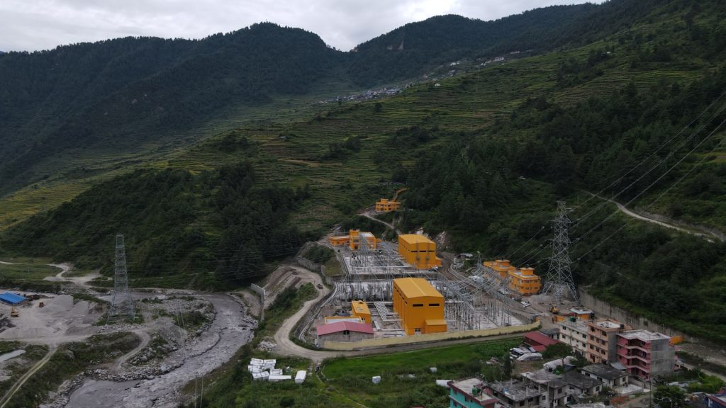 सडक सम्पर्क विच्छेद हुँदा चिलिमे र रसुवागढीमा उद्धार उपकरण पुर्‍याउनै धौ-धौ