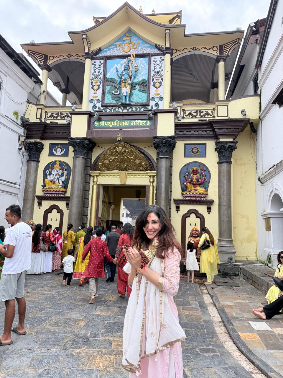 बलिउड अभिनेत्री पूजा चोपडाद्वारा पशुपतिनाथको दर्शन