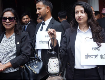 दिउँसै लालटिन बालेर विरोध प्रदर्शनमा उत्रिए कानुन व्यवसायी
