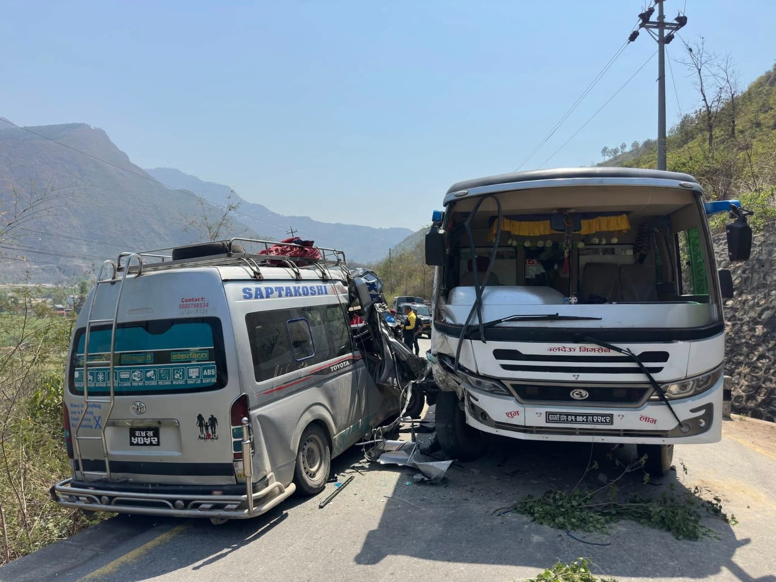 सिन्धुलीमा माइक्रोबस र बस एकापसमा ठोक्किँदा १० जना घाइते