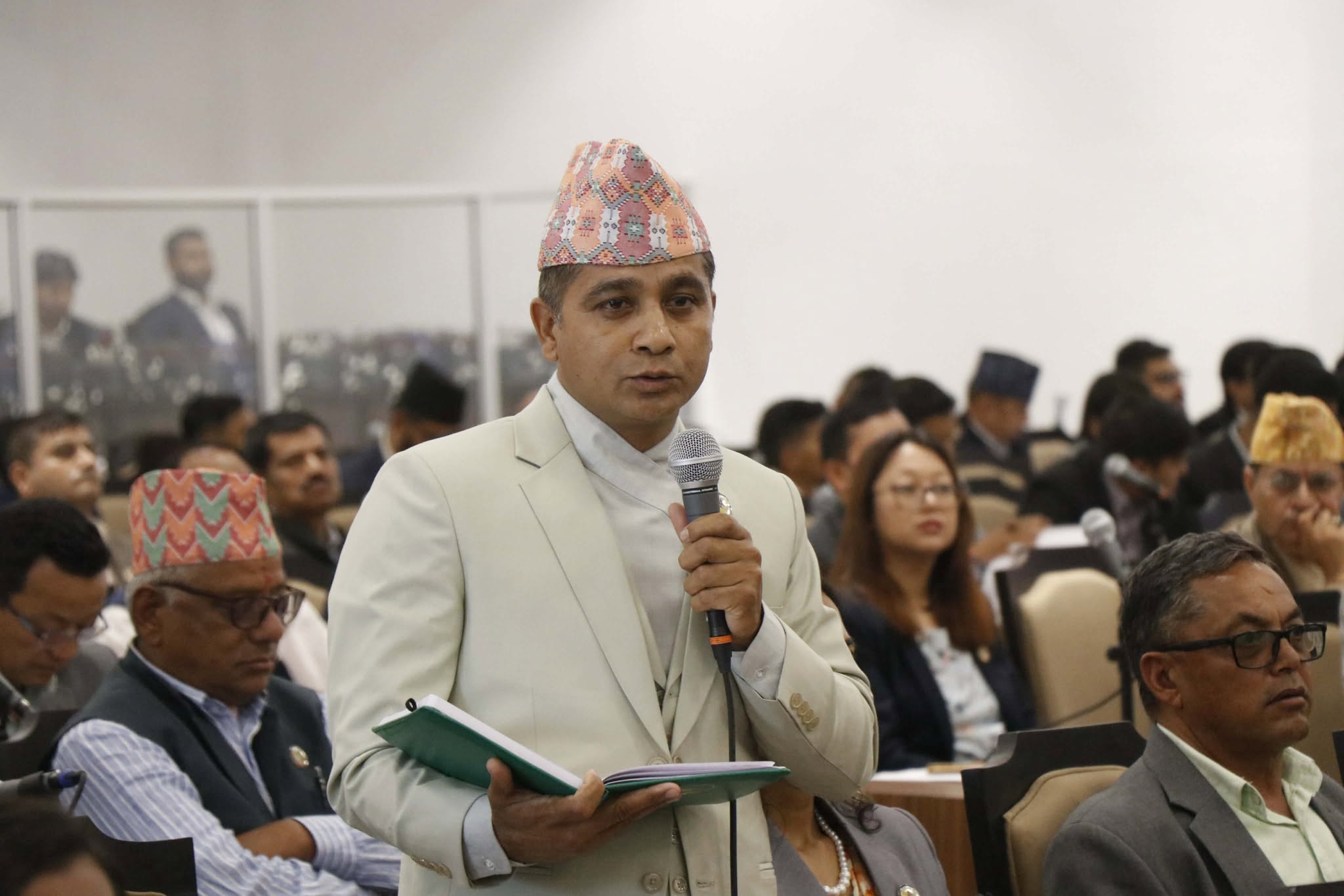मन्त्रीहरुले संसदीय मर्यादा र गरिमा बेवास्ता गरेकोमा एमाले सांसद महरको नियमापत्ति