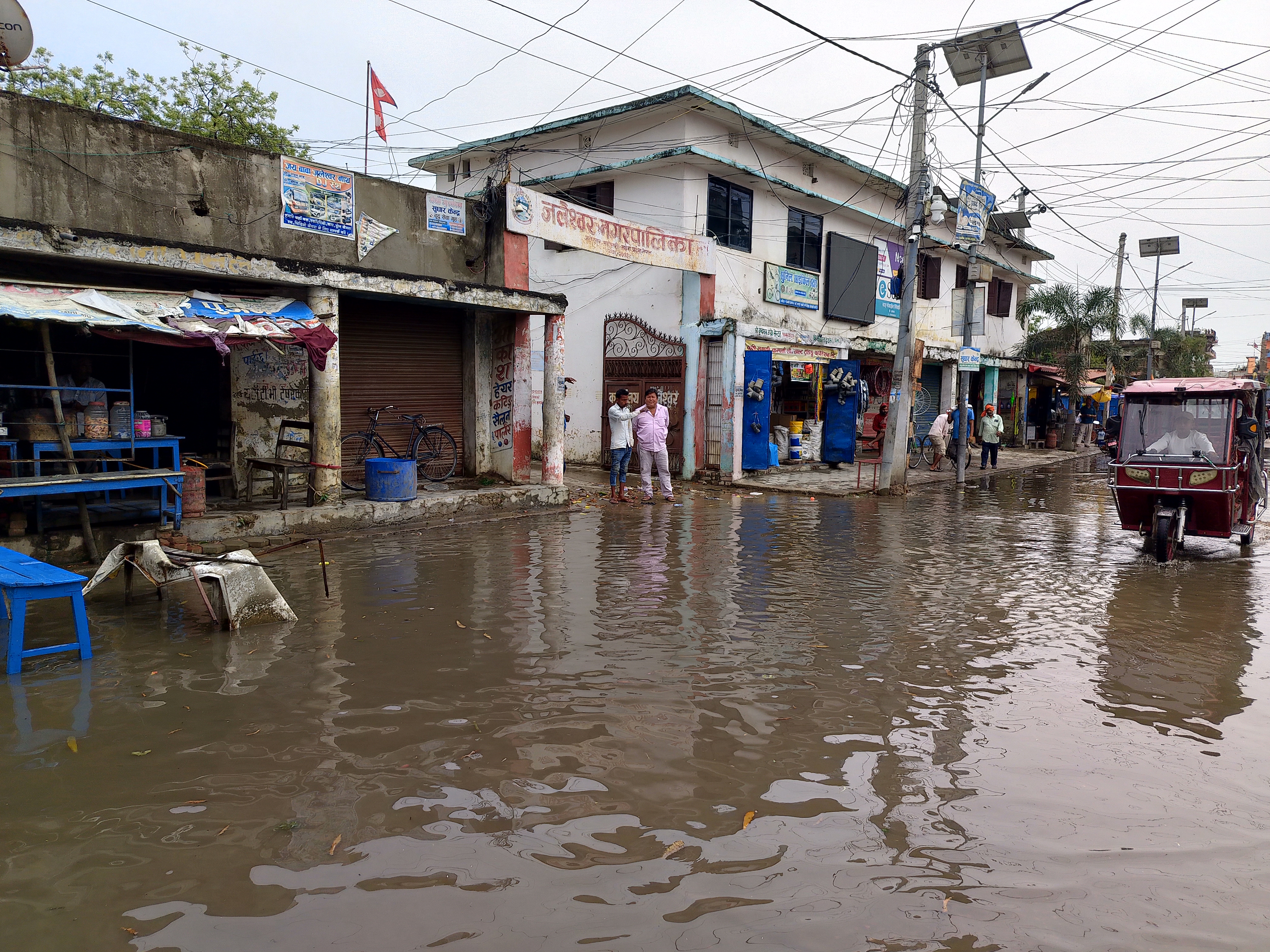 वर्षाले जलेश्वर जलमग्न