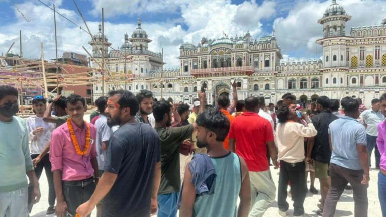 जानकी मन्दिरमा तनाव, हर्क साम्पाङका कार्यकर्ता लखेटिए
