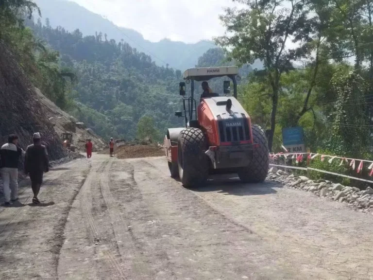 १८ दिनपछि कृष्णभिरको सडकमा दुईतर्फी यातायात सेवा सञ्चालन
