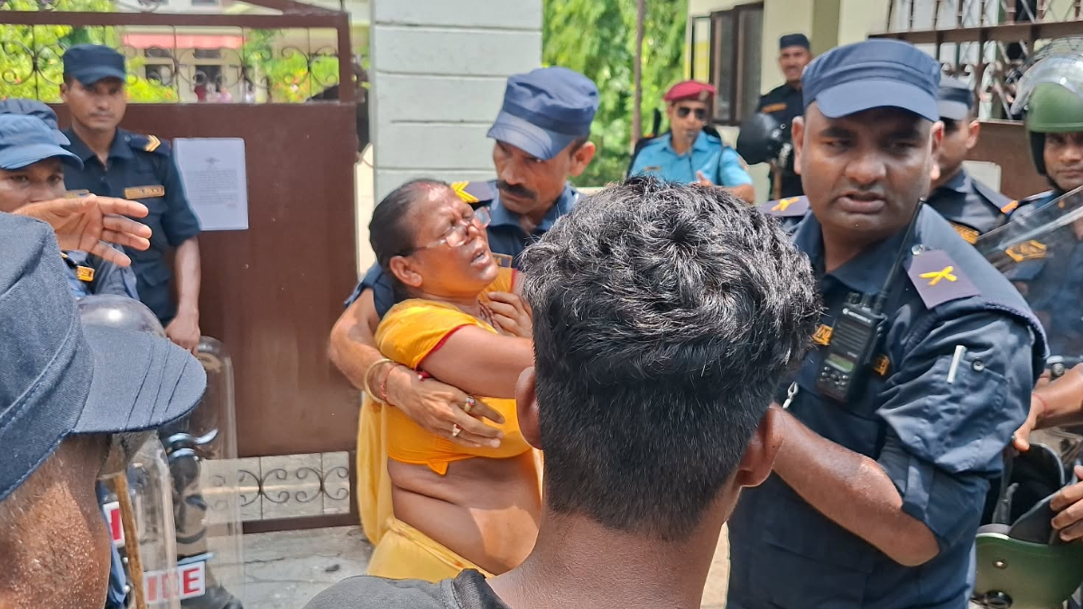 अदालत अगाडि मिटरब्याज पीडित महिलाले गरिन आत्मदाहको प्रयास