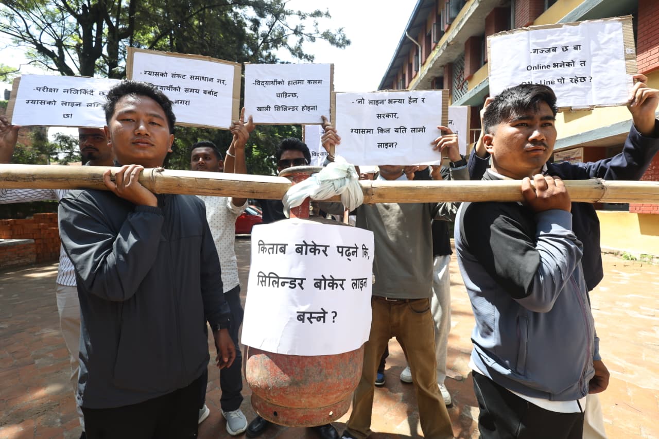 खाली सिलिण्डर बोकेर बिद्यार्थीहरुको प्रदर्शन