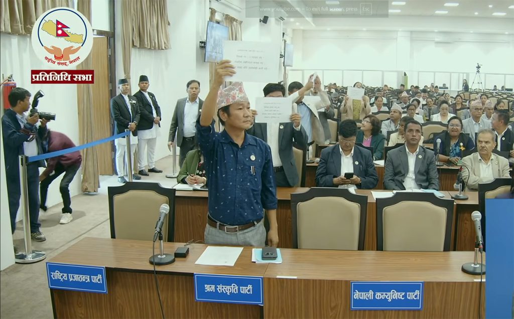 प्रतिनिधिसभा बैठकमा आज पनि श्रम संस्कृति पार्टीका सांसदहरुले देखाए प्लेकार्ड